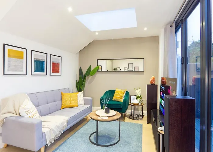 A Beautiful One Bedroom Flat With Garden & Parking