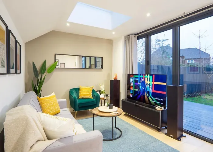 A Beautiful One Bedroom Flat With Garden & Parking