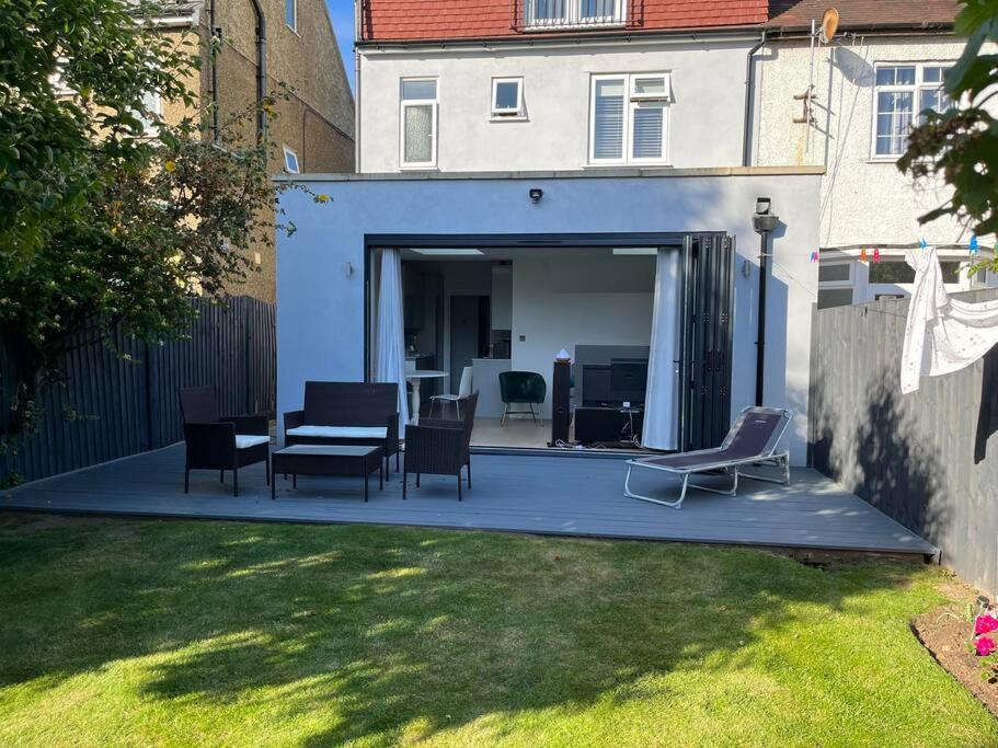 A Beautiful One Bedroom Flat With Garden & Parking *