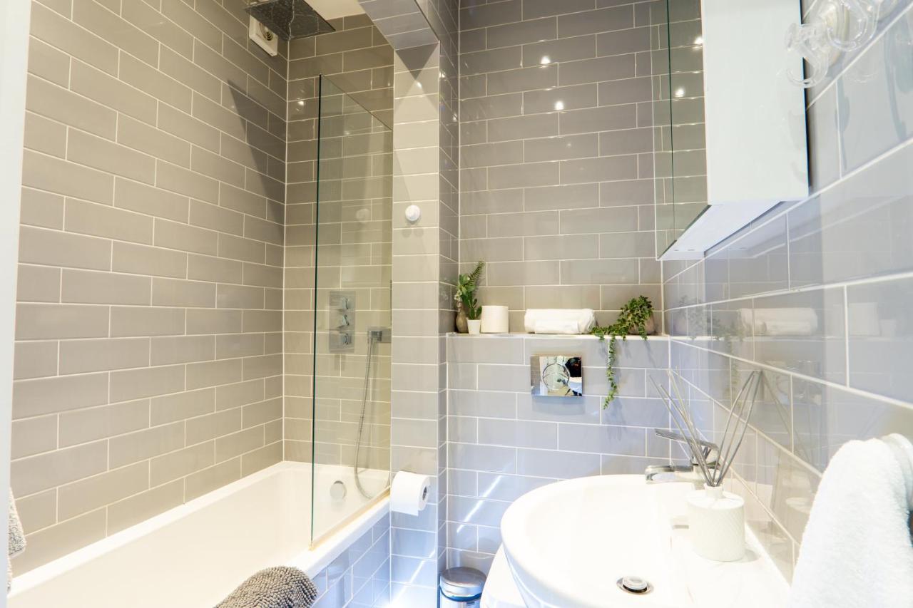 A Beautiful One Bedroom Flat With Garden & Parking *