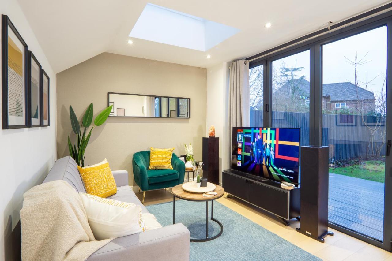 A Beautiful One Bedroom Flat With Garden & Parking Apartment